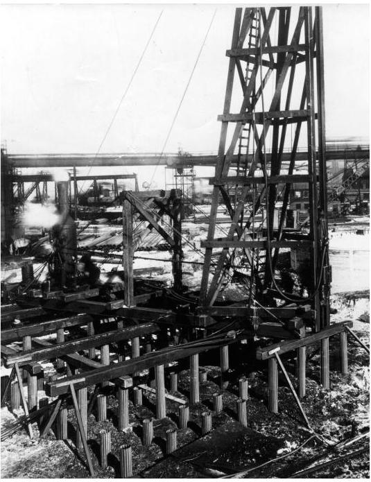 Figure 1-4 Skid Rig with Vulcan Hammer driving Monotube Piles